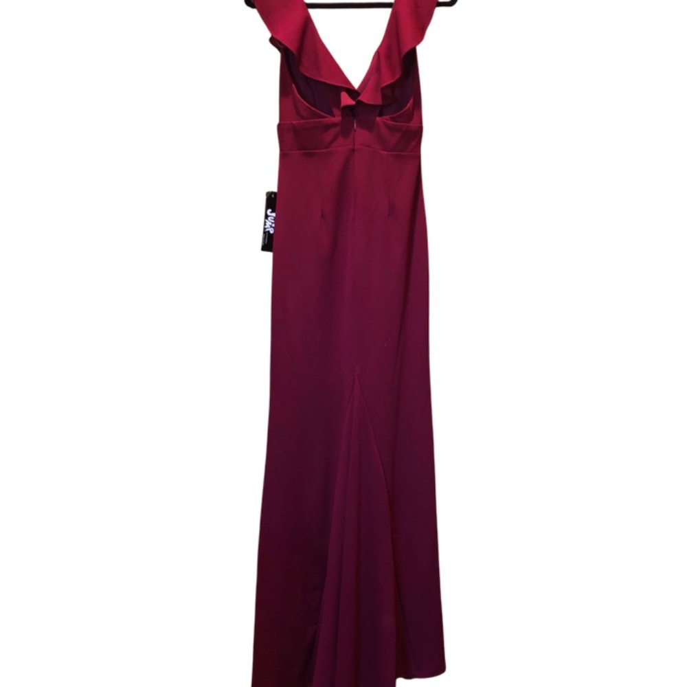 NWT Size 3/4 Burgundy sleeveless Long Gown Dress. Ruffles Formal Feminine